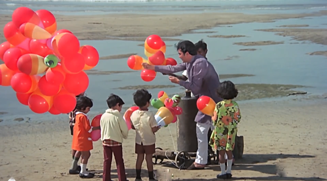 Rajesh Khanna gives out balloons at Juhu Beach