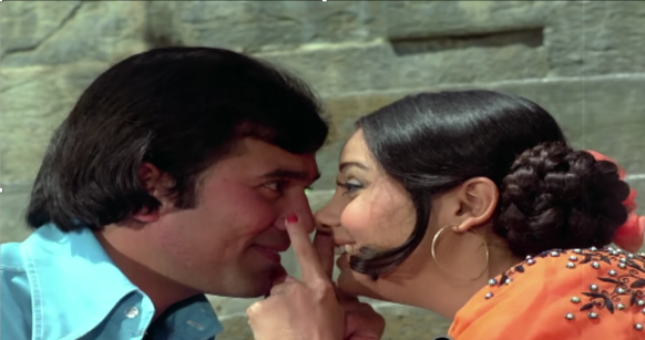 Rajesh Khanna and Mumtaz nose rub in Aap Ki Kasam